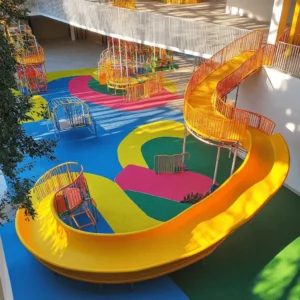 Los parques infantiles son lugares donde los niños pueden jugar y explorar. Estos espacios son vitales para su crecimiento. Al jugar, los niños aprenden a socializar y a resolver problemas. También mejoran su coordinación y fuerza.