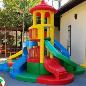 El color en los parques infantiles es muy importante. Los colores vibrantes hacen que los espacios de juego sean alegres. Cuando un niño ve colores brillantes, se siente feliz y emocionado. Esto les ayuda a explorar y jugar más. Los padres también esperan que sus hijos disfruten de estos colores. Los niños que juegan en espacios coloridos suelen sonreír más y se sienten más libres.