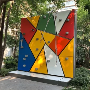 Escalar en un muro de escalada es una gran aventura. Te ayuda a ser más fuerte y ágil. ¡Vamos a ver algunos consejos útiles!
