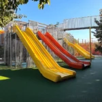 Las áreas de juegos infantiles son lugares mágicos. Los niños aprenden, juegan y socializan. Los grandes toboganes son el corazón de estos espacios. Ellos brindan emoción y diversión. Los toboganes no son solo para deslizarse, también fomentan habilidades. Los niños mejoran su fuerza y coordinación al usarlos.